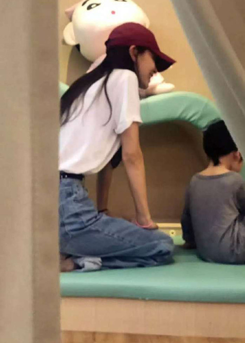 Bà xã của Huỳnh Hiểu Minh bị bắt gặp đưa con trai Tiểu Hải Miên đi chơi. Dường như, nữ diễn viên không quan tâm đến những đồn đoán khi vui vẻ tham gia các trò chơi cùng con.