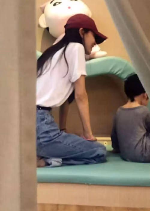 Bà xã của Huỳnh Hiểu Minh bị bắt gặp đưa con trai Tiểu Hải Miên đi chơi. Dường như, nữ diễn viên không quan tâm đến những đồn đoán khi vui vẻ tham gia các trò chơi cùng con.