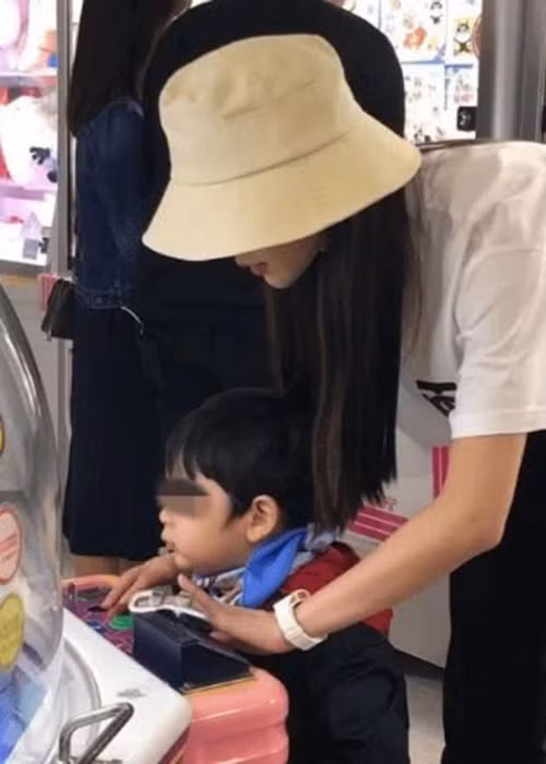 Angelababy chứng minh là mẹ đảm khi vẫn đưa con đi chơi dù tay bị thương, phải băng bó.