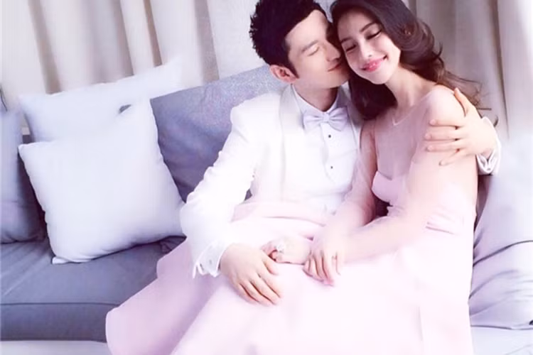 Angelababy không nhắc đến Huỳnh Hiểu Minh trong khi tài tử công khai bày tỏ tình cảm dành cho vợ.