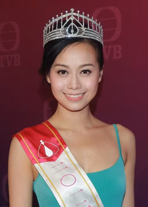 Trước khi trở thành tiểu tam của làng giải trí, Huỳnh Tâm Dĩnh được biết đến là Á hậu Hong Kong 2012.