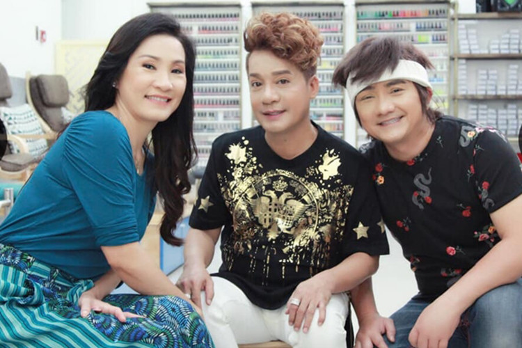 Anh Vũ đã được nhiều giải thưởng như: Diễn viên được yêu thích nhất và Diễn viên xuất sắc tại Gala cười 2004, giải Cù nèo vàng (báo Tuổi Trẻ Cười) và Nụ cười vàng (báo Sân khấu TP HCM).