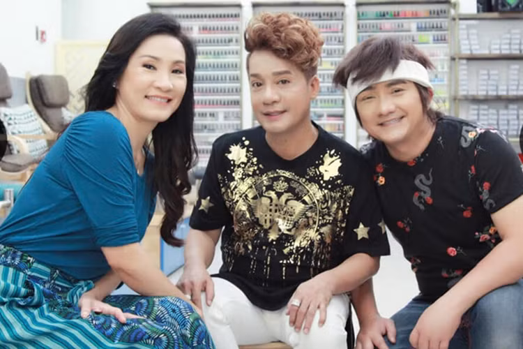 Anh Vũ đã được nhiều giải thưởng như: Diễn viên được yêu thích nhất và Diễn viên xuất sắc tại Gala cười 2004, giải Cù nèo vàng (báo Tuổi Trẻ Cười) và Nụ cười vàng (báo Sân khấu TP HCM).