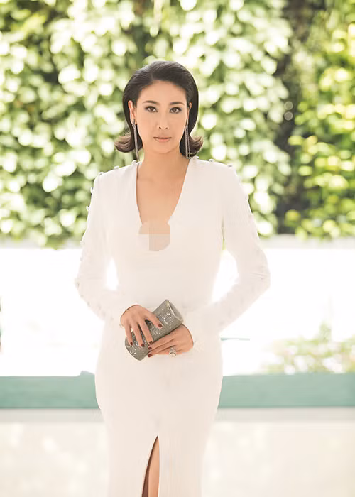 Xuất hiện trong chương trình, Hà Kiều Anh gợi cảm trong bộ đầm trắng xẻ ngực sâu.