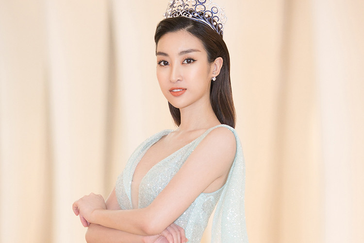 Đỗ Mỹ Linh chọn trang phục gợi cảm khi xuất hiện trong chương trình.