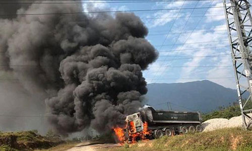 Vuong duong dien 35 KV, o to dau keo boc chay du doi