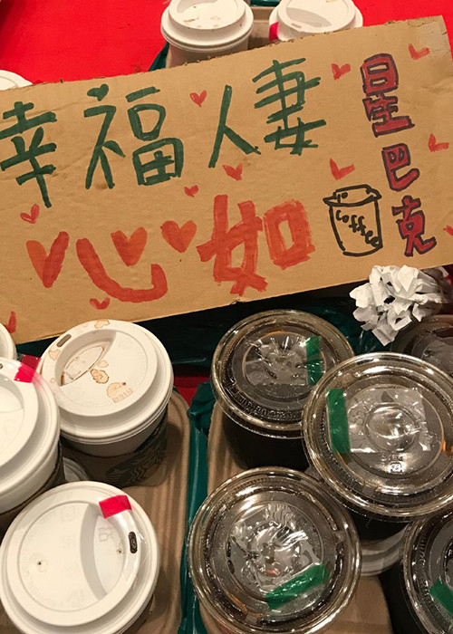 "Hạ Tử Vy" thậm chí tự tay viết tấm thiệp gửi ông xã. "Người vợ hạnh phúc, Tâm Như", nữ diễn viên viết.