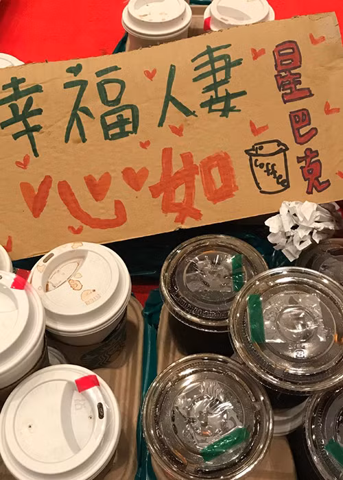 "Hạ Tử Vy" thậm chí tự tay viết tấm thiệp gửi ông xã. "Người vợ hạnh phúc, Tâm Như", nữ diễn viên viết.