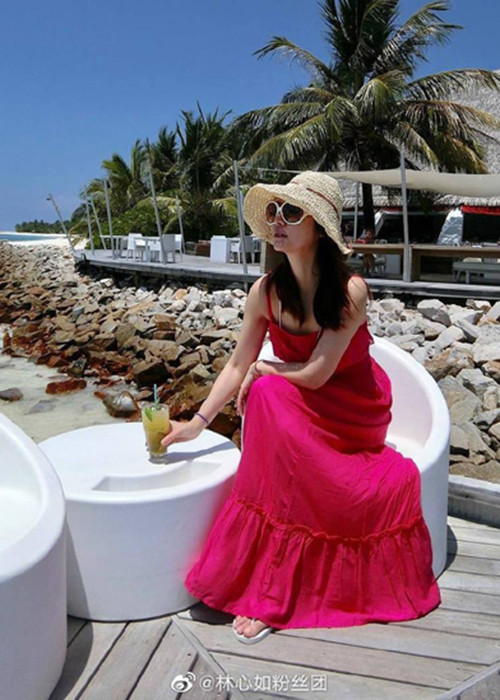 Trước khi đến phim trường để tiếp sức cho ông xã, Lâm Tâm Như có chuyến công tác ở Maldives.