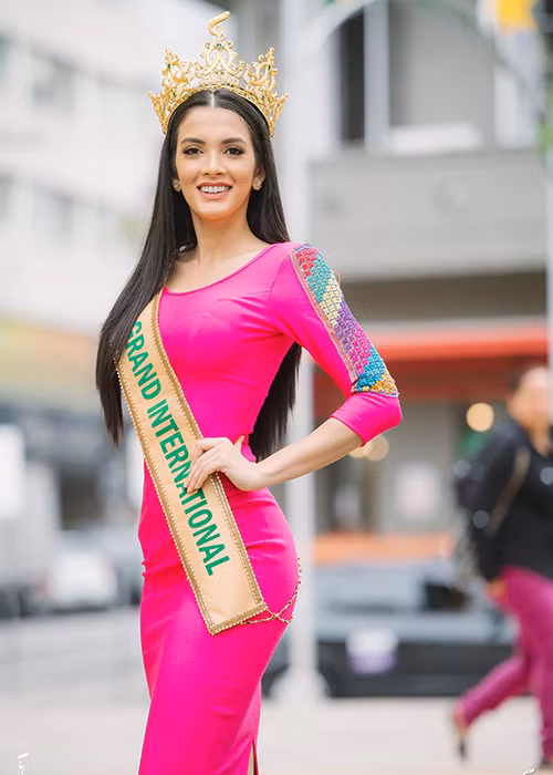 Clara tham gia nhiều talkshow, đến dự các cuộc thi Hoa hậu Hoàn bình tại các quốc gia.