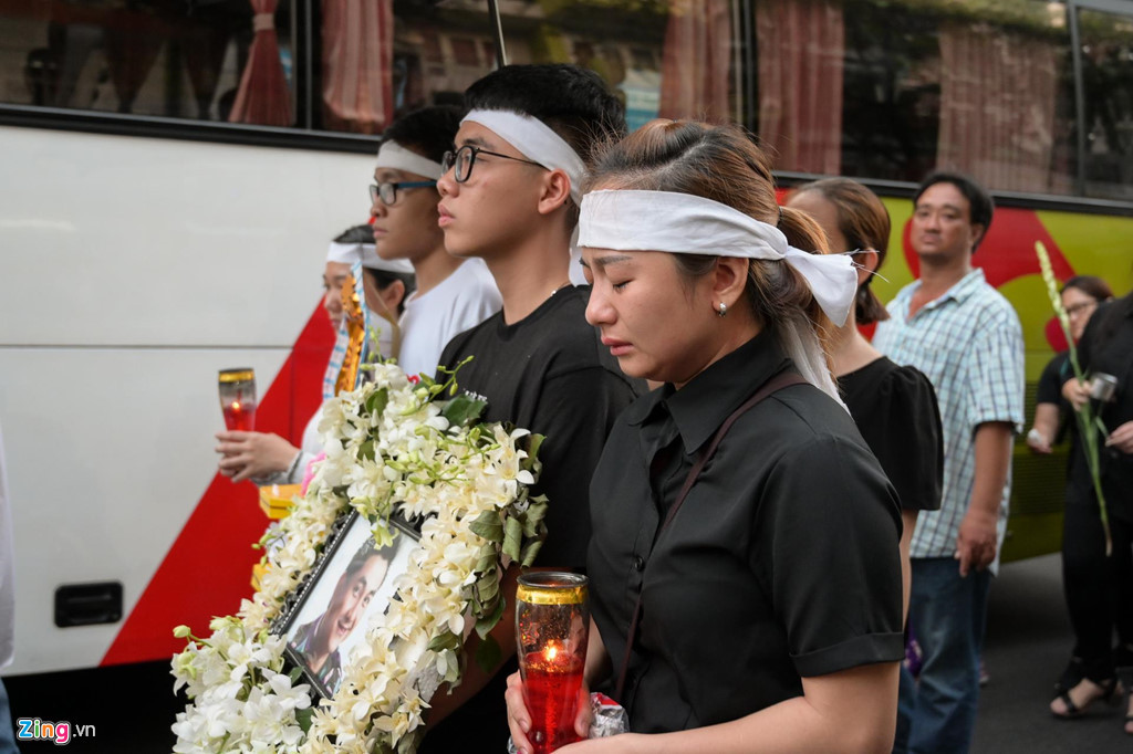 Trong giây phút di quan, các thành viên trong gia đình xúc động nghẹn ngào.