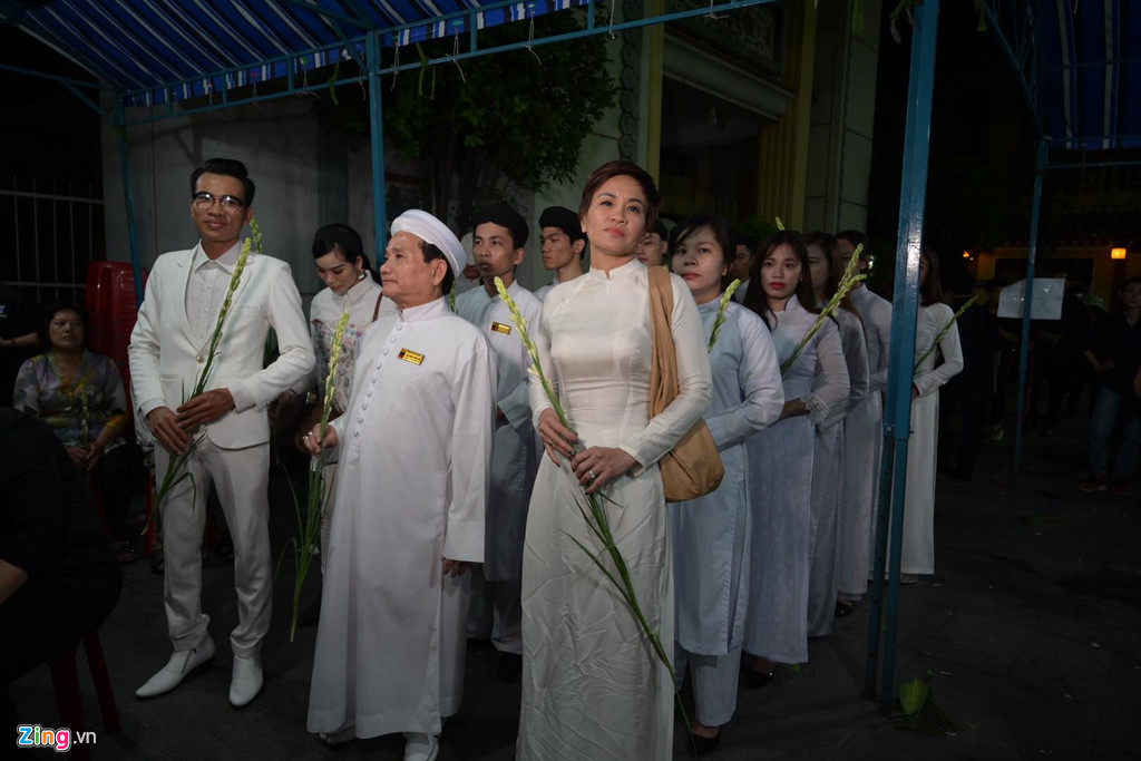 Trong điếu văn, anh thay mặt gia đình cảm ơn ca sĩ Leon Vũ đã làm những điều tốt nhất, đưa Anh Vũ về với đất mẹ. "Chúng ta ở đây để tiễn biệt một người con hiếu thảo với gia đình, một Phật tử, và trên hết là kiếp người 48 năm sống với nhân gian", MC đọc đầy xúc động. Những người thân với gia đình mang theo cành hoa huệ trắng như món quà thanh khiết tặng nghệ sĩ quá cố.