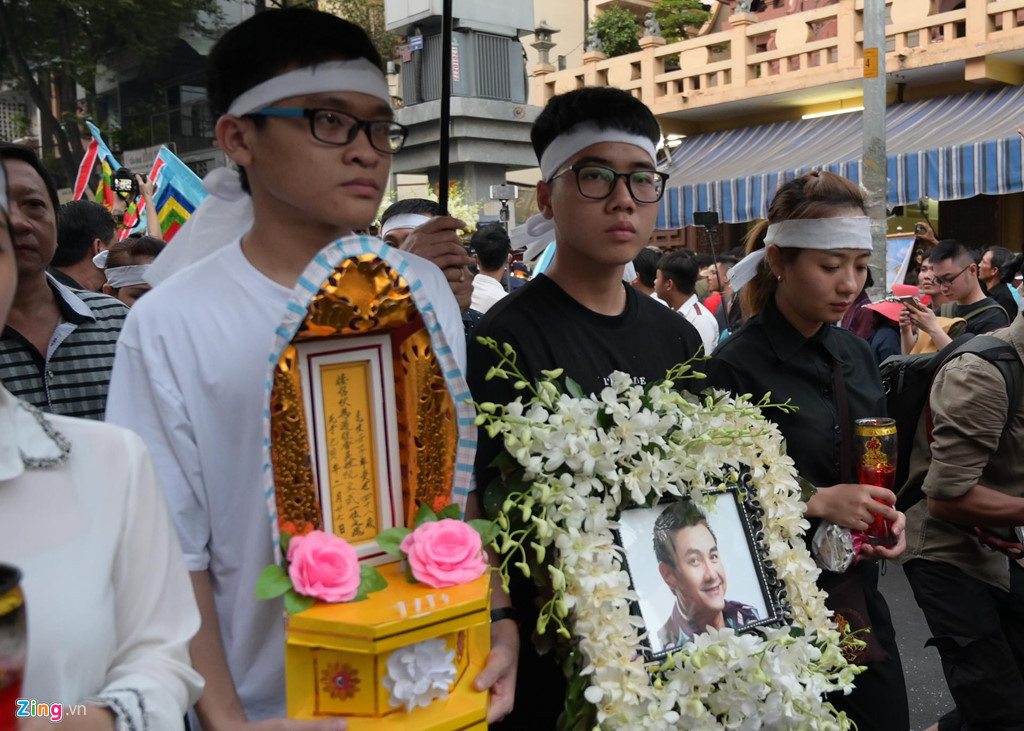 Hơn 6h, lễ động quan được tiến hành trong không khí trang nghiêm và nhiều cảm xúc. Anh Vũ từng kết hôn nhưng ly hôn sau đó không lâu và không có con nên các cháu anh mang di ảnh, nến, dẫn đầu đoàn tang lễ.