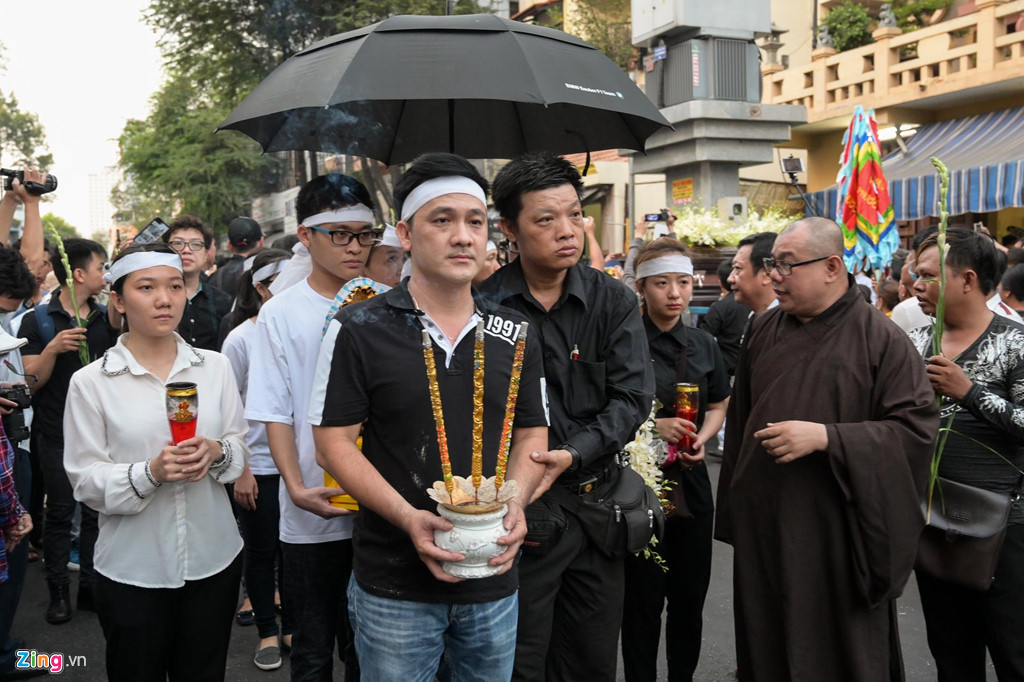 Trước khi linh cữu đưa về nghĩa trang Phúc Viên, đoàn xe tang sẽ đi ngang qua đường Xô Viết Nghệ Tĩnh, quận Bình Thạnh để Anh Vũ nhìn lại ngôi nhà thân thương của mình lần cuối.