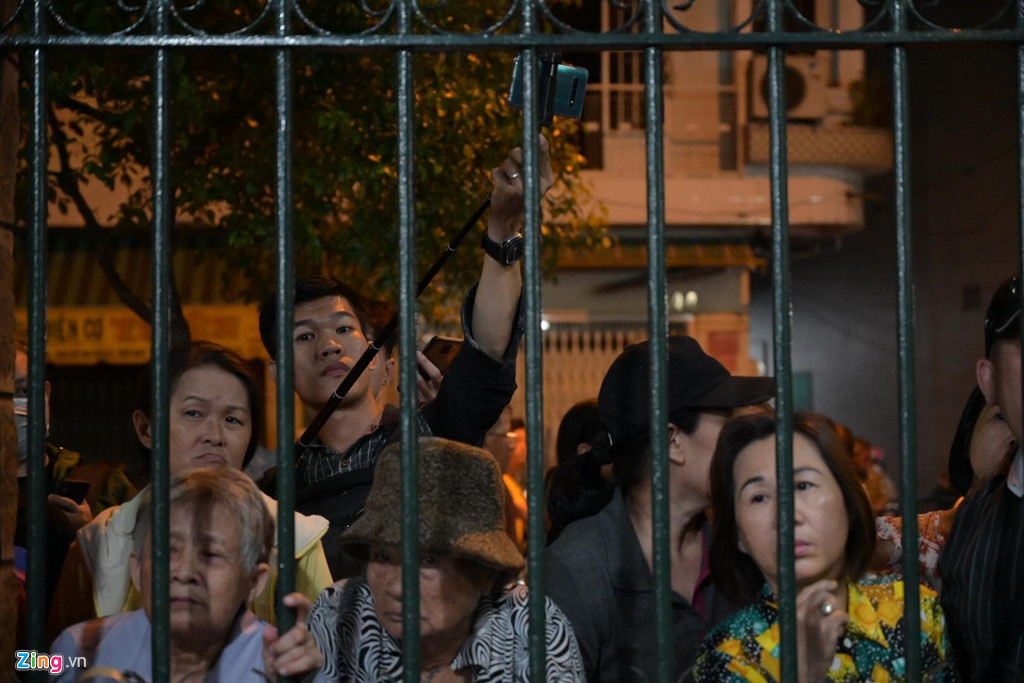 Điều đáng tiếc trong đám tang của cố nghệ sĩ là sự xuất hiện đông đảo người dân hiếu kỳ, đội ngũ streamer và YouTuber tập trung câu like gây ồn ào, lộn xộn. Từ 5h sáng họ đã tập trung khá đông tại chùa Ấn Quang.