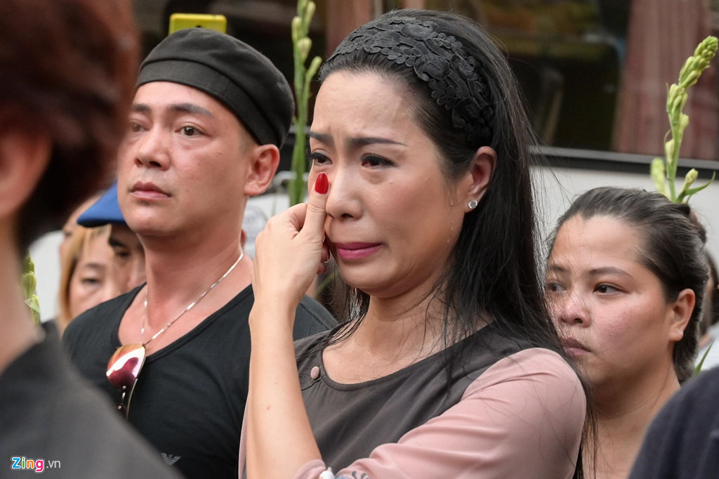 Đưa tiễn Anh Vũ lần cuối, Trịnh Kim Chi bật khóc nức nở. Chị đã cộng tác với Anh Vũ hơn 10 năm ở sân khấu kịch. Nam diễn viên thường tâm sự với chị vui buồn trong cuộc sống mỗi khi gặp.