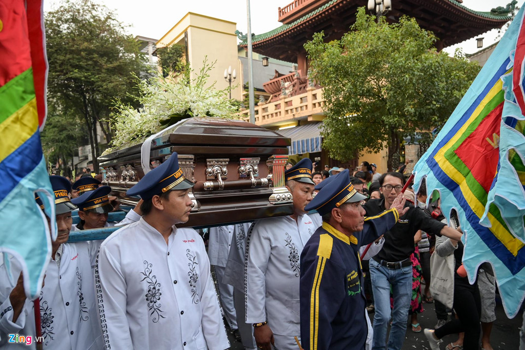Khi linh cữu của Anh Vũ được đưa ra ngoài, người dân hiếu kỳ ùa ra xem. Lực lượng bảo vệ phải làm việc vất vả để xin đường cho đoàn xe tang.