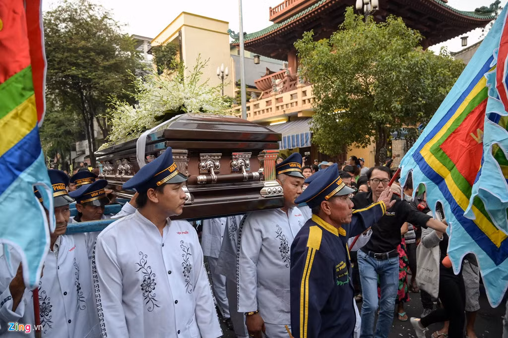 Khi linh cữu của Anh Vũ được đưa ra ngoài, người dân hiếu kỳ ùa ra xem. Lực lượng bảo vệ phải làm việc vất vả để xin đường cho đoàn xe tang.
