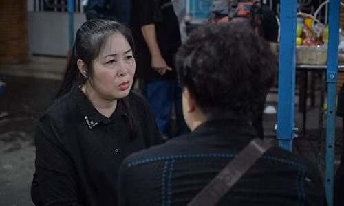 Các nghệ sĩ miền Nam từng cộng tác, làm việc cùng Anh Vũ trước đây đều đến thắp hương, tiễn biệt anh như danh hài Vân Sơn, Hồng Tơ, Quyền Linh, Cẩm Ly, Đan Trường, Phương Thanh, Lan Ngọc... Trong đó, NSND Hồng Vân - người gắn bó 20 năm với nam nghệ sĩ đã ra sân bay, nhận thi hài và thường xuyên túc trực bên linh cữu đàn em. Sáng 12/4, chị có mặt lúc 5h để đưa tiễn Anh Vũ lần cuối.