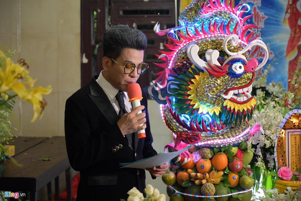 MC kỳ cựu xúc động nhắc lại những đóng góp của Anh Vũ trong nghệ thuật. Anh đánh giá nghệ sĩ quá cố có tinh thần lạc quan, phương châm cứ mỉm cười rồi vận may sẽ đến. Trong điếu văn, cố nghệ sĩ được nhắc đến là người có bản lĩnh sân khấu, có tài xuất khẩu thành thơ, là tấm gương cho thế hệ nghệ sĩ trẻ noi theo.