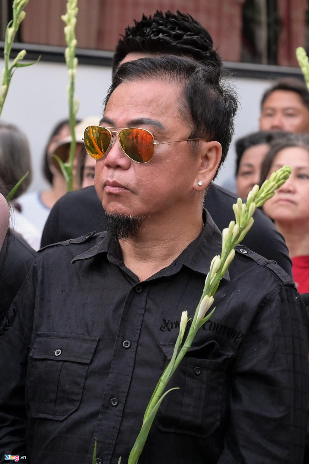 Danh hài Hồng Tơ đến tiễn đưa Anh Vũ lần cuối cùng. Anh cho biết nhớ mãi ân tình của người em đồng nghiệp, đã nhiệt tình giúp đỡ khi anh lần đầu sang Mỹ.