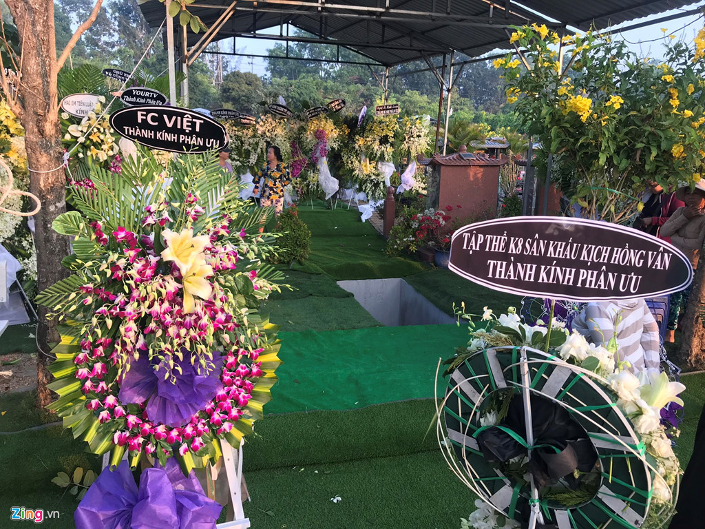 Đúng 6h lễ di quan diễn ra trong không khí trang nghiêm. Linh cữu của anh sẽ được đưa tới nghĩa trang Phúc Viên, quận 9 an táng. Tại nghĩa trang, xung quanh nơi đặt mộ phần cố nghệ sĩ phủ kín hoa mà bạn bè, đồng nghiệp viếng 3 ngày qua.