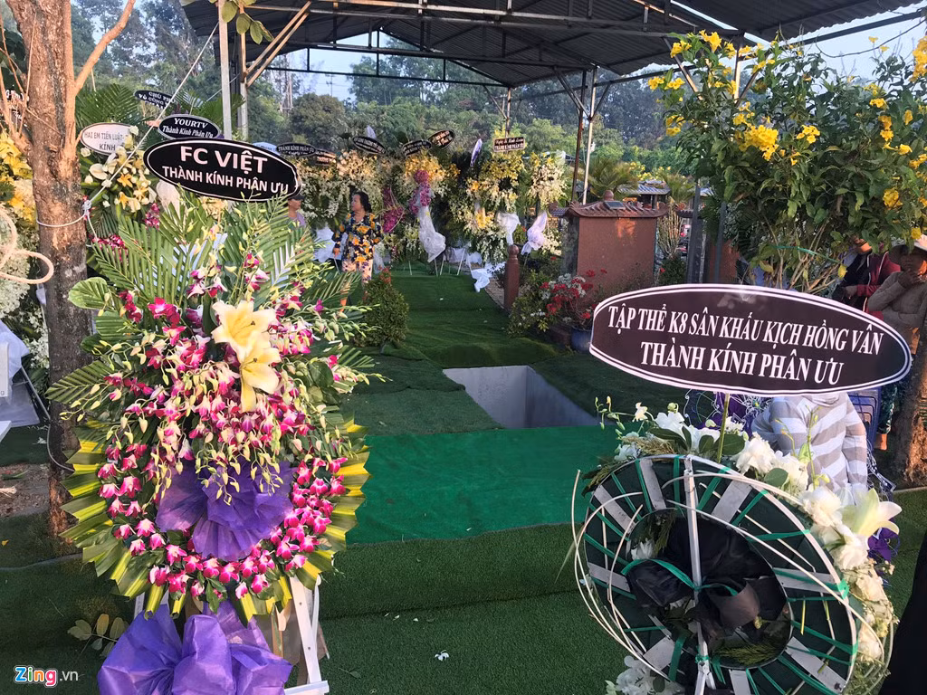 Đúng 6h lễ di quan diễn ra trong không khí trang nghiêm. Linh cữu của anh sẽ được đưa tới nghĩa trang Phúc Viên, quận 9 an táng. Tại nghĩa trang, xung quanh nơi đặt mộ phần cố nghệ sĩ phủ kín hoa mà bạn bè, đồng nghiệp viếng 3 ngày qua.