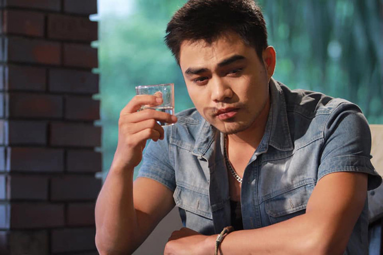 Trong cuộc phỏng vấn với Đất Việt, Trọng Hùng cho biết, bà xã của anh thuộc tuýp người cổ điển, biết chăm lo cho gia đình, cả hai đã quen nhau qua sự mai mối của em gái Trọng Hùng.