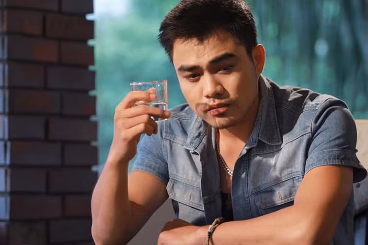 Trong cuộc phỏng vấn với Đất Việt, Trọng Hùng cho biết, bà xã của anh thuộc tuýp người cổ điển, biết chăm lo cho gia đình, cả hai đã quen nhau qua sự mai mối của em gái Trọng Hùng.