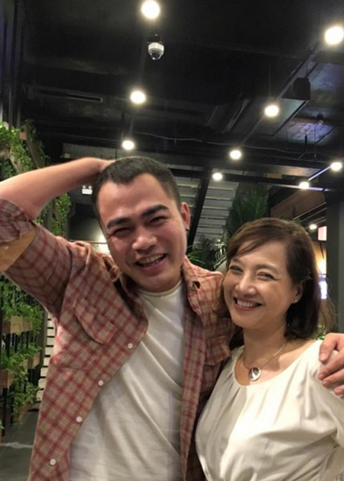 Trọng Hùng tốt nghiệp lớp diễn viên sân khấu điện ảnh khóa 28 trường Đại học Sân khấu- Điện ảnh Hà Nội. Cô giáo chủ nhiệm của anh chính là NSND Lê Khanh.