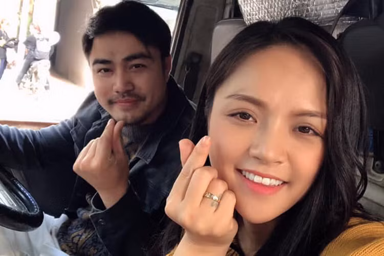 Cùng tham gia bộ phim "Về nhà đi con", Trọng Hùng khá thân với Thu Quỳnh.