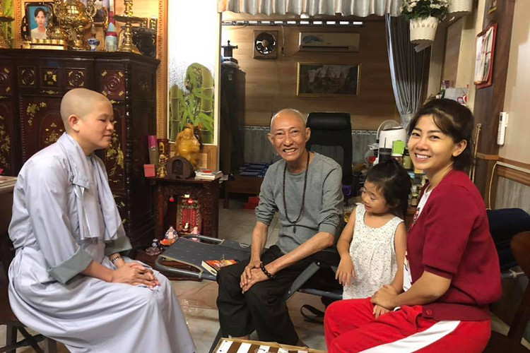 Lê Bình phát hiện bị ung thư phổi vào tháng 4/2018 nhưng đến tháng 8/2018, công chúng với biết bệnh tình của ông vì ông giữ kín thông tin.