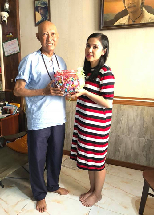 Khi biết tin, đông đảo nghệ sĩ đến thăm hỏi cũng như kêu gọi sự giúp đỡ nam diễn viên phim "Đất phương Nam" vượt bệnh hiểm nghèo.