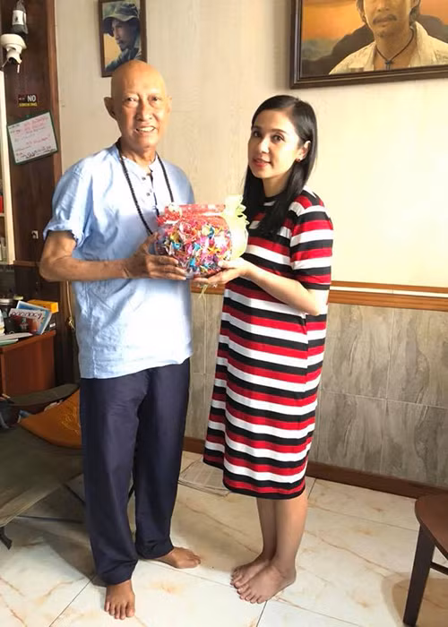 Khi biết tin, đông đảo nghệ sĩ đến thăm hỏi cũng như kêu gọi sự giúp đỡ nam diễn viên phim "Đất phương Nam" vượt bệnh hiểm nghèo.