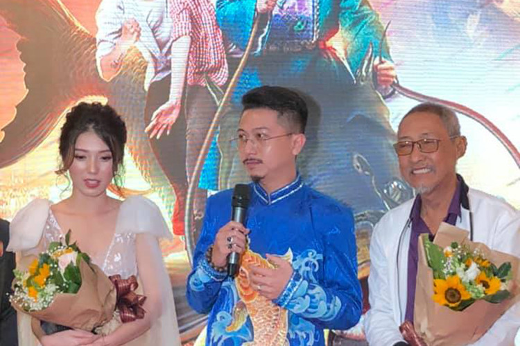 Hình ảnh nghệ sĩ Lê Bình tươi tắn trong buổi ra mắt bộ phim "Táo quậy". Trong phim, ông đóng một vai nhỏ.