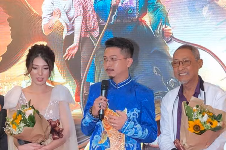 Hình ảnh nghệ sĩ Lê Bình tươi tắn trong buổi ra mắt bộ phim "Táo quậy". Trong phim, ông đóng một vai nhỏ.