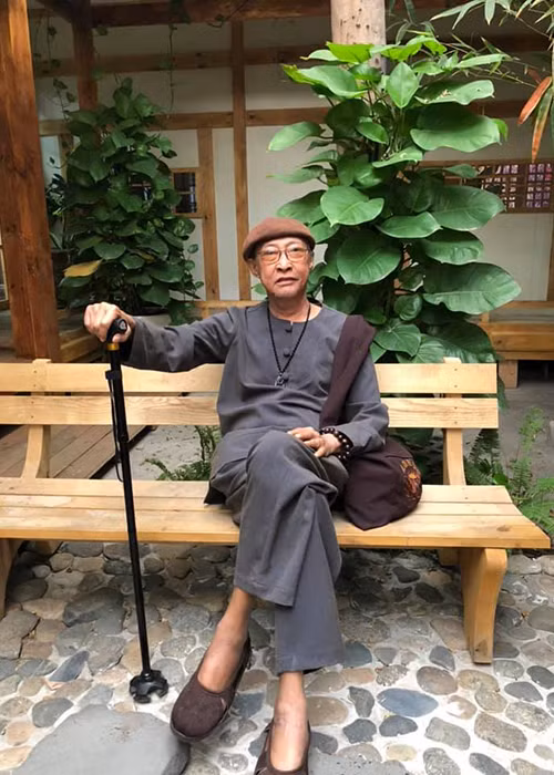 Trước đây, nghệ sĩ Lê Bình điều trị ngoại trú nhưng hiện phải ở hẳn trong bệnh viện.