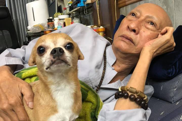 Con trai và con gái nuôi của nghệ sĩ Lê Bình phải lo công việc nên chỉ thăm nom ông sau giờ làm.