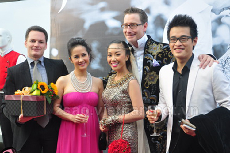 Chồng ca sĩ Đoan Trang - cũng động viên Hồng Nhung hãy mạnh mẽ vượt qua sóng gió, vợ chồng anh sẽ luôn sát cánh bên cô bởi vì đó là những gì bạn bè thực sự phải làm cho nhau. Ảnh: Vietnamnet