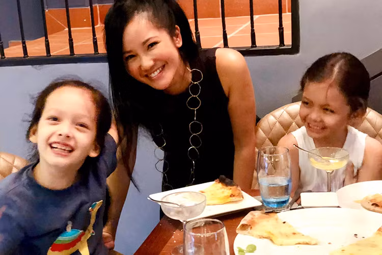 "Chị ba không muốn mời ai còn anh hai chỉ mời hai bạn trai. Và chiếc bánh sinh nhật, mẹ hỏi mỗi người bánh ra sao, anh hai nói: "Chung một bánh đi mẹ. Cho đỡ tốn tiền của mẹ". Thương con quá! Con đã lớn lên nhiều hơn là mẹ tưởng", nữ ca sĩ chia sẻ câu chuyện vui.