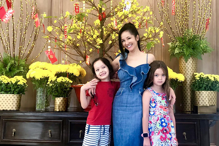 Bé Tôm và bé Tép sinh năm 2012, là con chung của Hồng Nhung và chồng cũ Kevin.