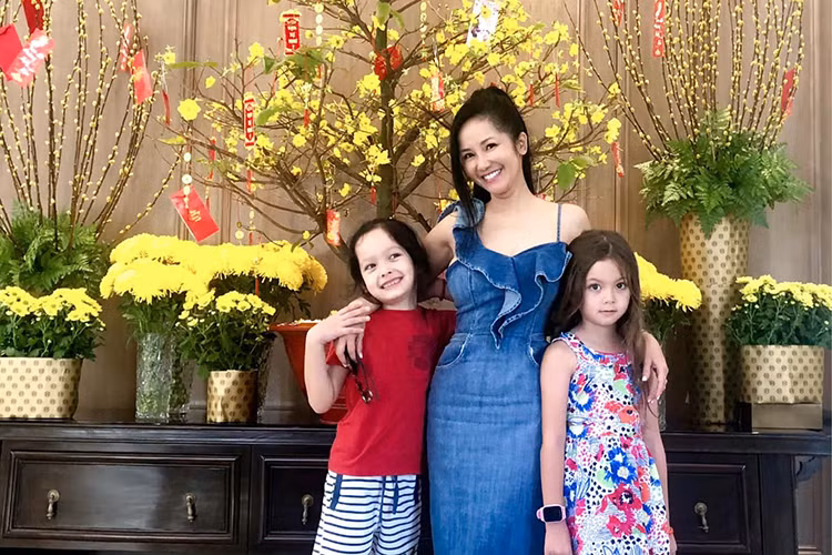 Bé Tôm và bé Tép sinh năm 2012, là con chung của Hồng Nhung và chồng cũ Kevin.