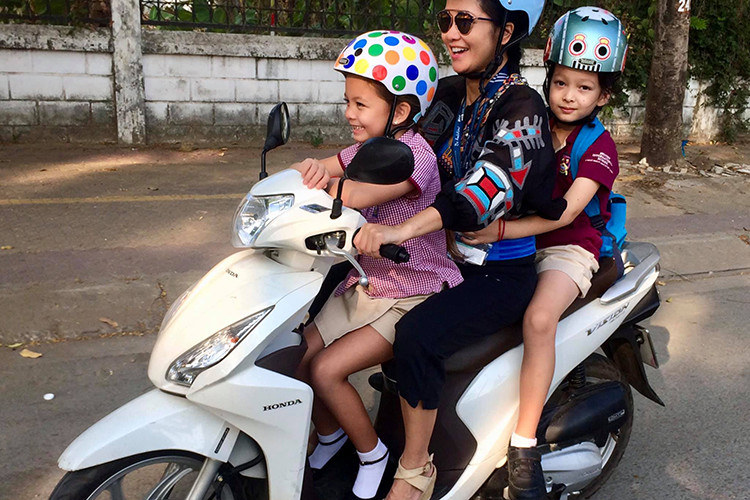 Sau tin chồng cũ lấy vợ mới, Hồng Nhung mới đây khoe các con trưởng thành hơn.