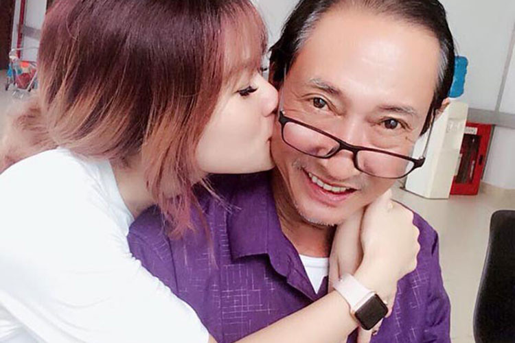 Từ khi nghệ sĩ Lê Bình bị ung thư, Lê Khả Hân - cô con gái nuôi của nam nghệ sĩ luôn hết lòng chăm sóc ông.