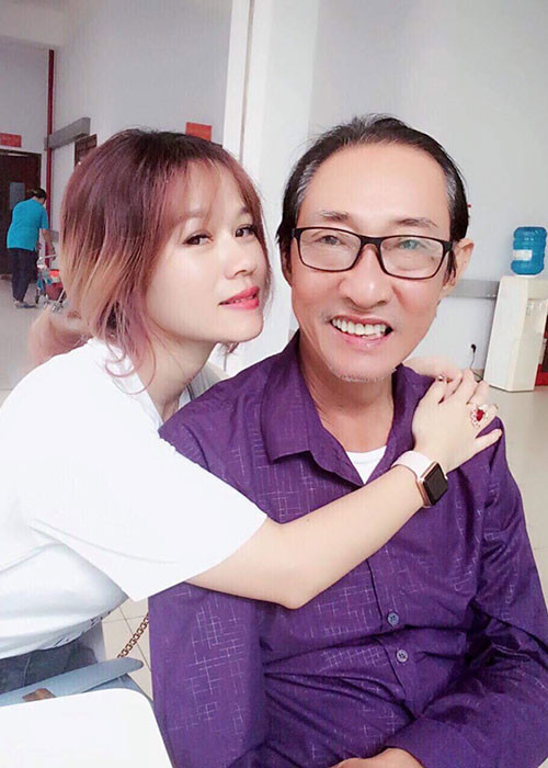 Khả Hân năm nay 20 tuổi, từng sống ở Canada và không hoạt động trong giới nghệ thuật.