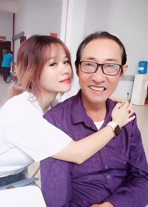 Khả Hân năm nay 20 tuổi, từng sống ở Canada và không hoạt động trong giới nghệ thuật.