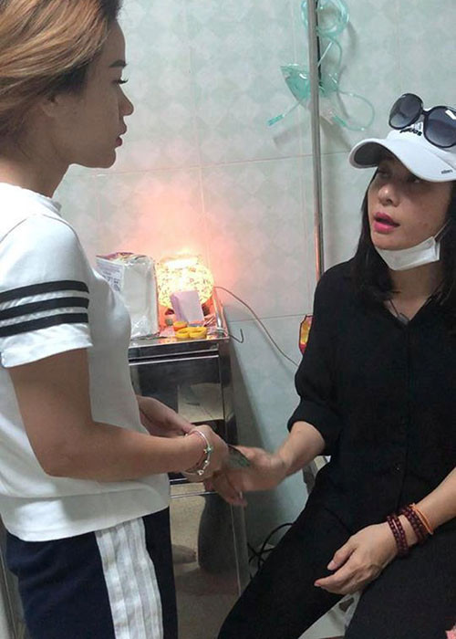 Khả Hân thường thay mặt bố gửi lời cảm ơn đến những mạnh thường quân quyên góp tiền giúp nghệ sĩ Lê Bình có thêm kinh phí điều trị bệnh.