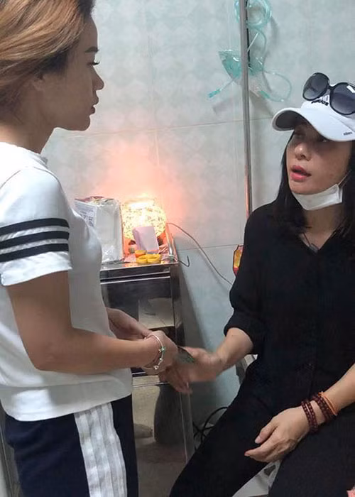 Khả Hân thường thay mặt bố gửi lời cảm ơn đến những mạnh thường quân quyên góp tiền giúp nghệ sĩ Lê Bình có thêm kinh phí điều trị bệnh.