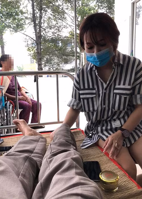 Vì sức khỏe nghệ sĩ Lê Bình đang sa sút, Khả Hân bỏ hết công việc để vào chăm nom ông.