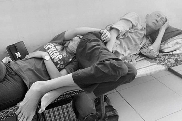 Khả Hân kể bố nuôi thích cô bóp chân cho ông dù chân ông không còn cảm giác. Theo một người bạn, nghệ sĩ Lê Bình từng lớn tiếng đe nẹt chàng thanh niên được thuê vào viện chăm sóc ông vì nghĩ người này có ý đồ xấu với Khả Hân.